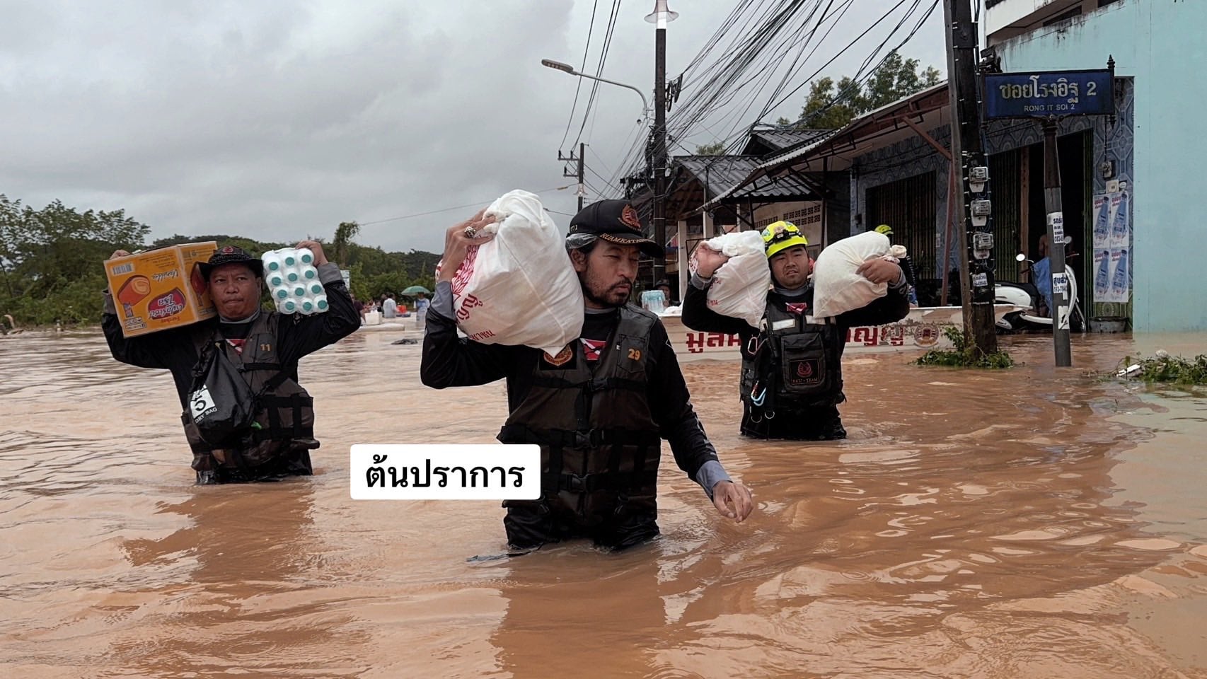 ภาพบีบหัวใจ บิณฑ์ บันลือฤทธิ์ ฟุบหลับคาบันได ลุยน้ำท่วม 10 วันไม่พัก-7