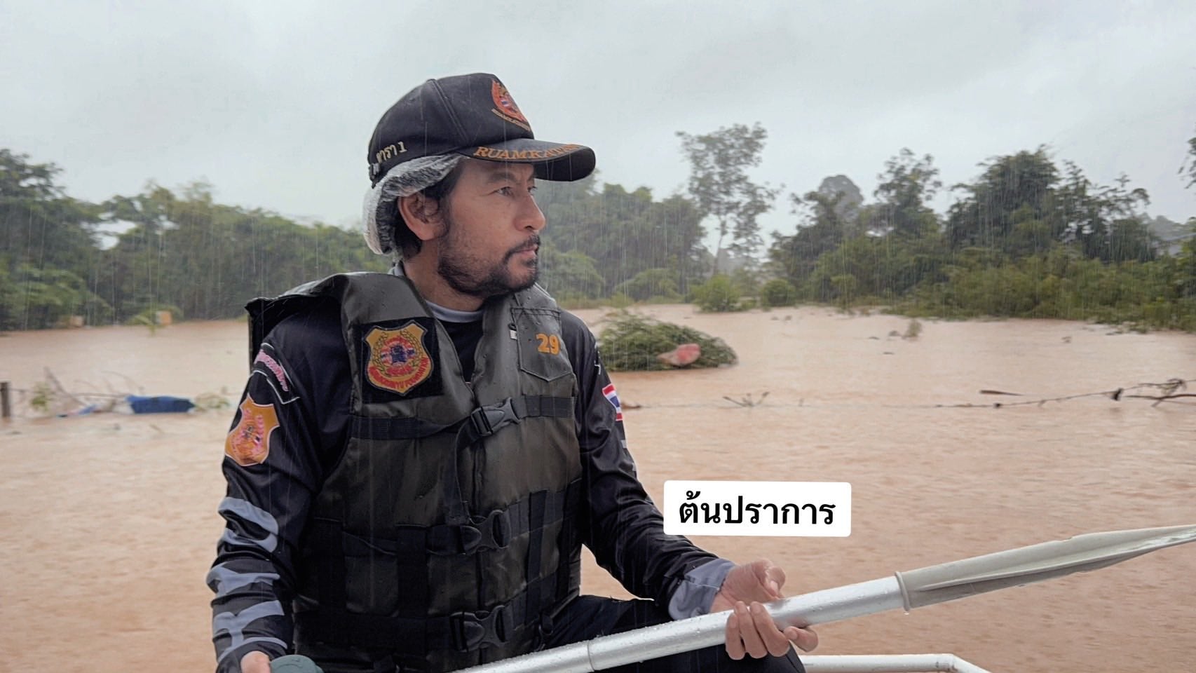 ภาพบีบหัวใจ บิณฑ์ บันลือฤทธิ์ ฟุบหลับคาบันได ลุยน้ำท่วม 10 วันไม่พัก-8