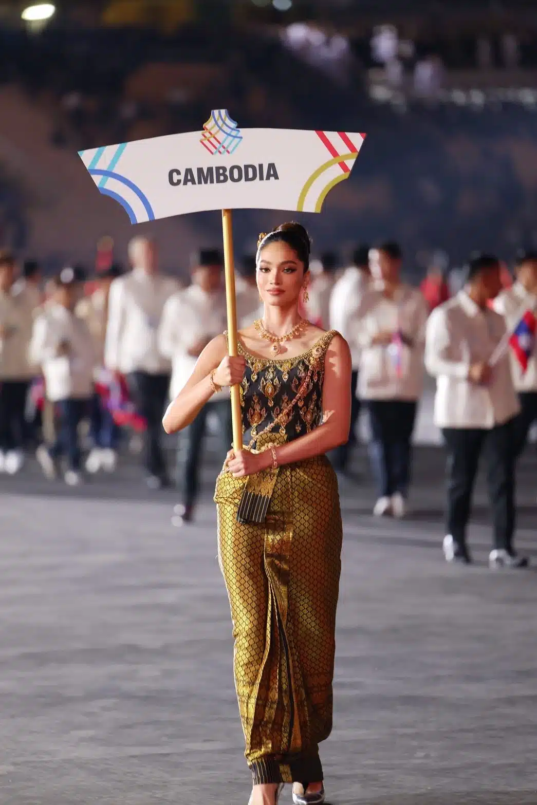 วาเนสซ่า เว้งค์ ถือป้ายนักกีฬากัมพูชา ซีเกมส์ 2025