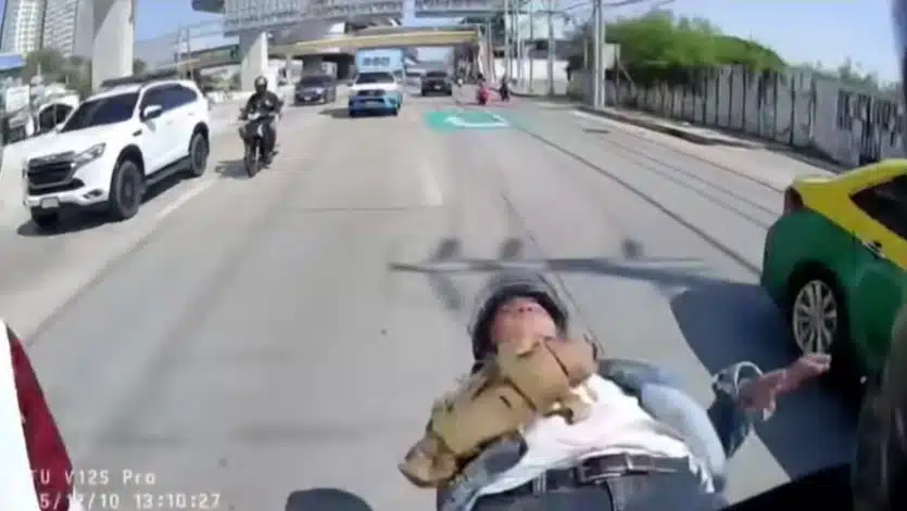 ภาพกล้องหน้ารถบันทึกวินาทีหนุ่มเมียนมาหงายหลังตกรถ