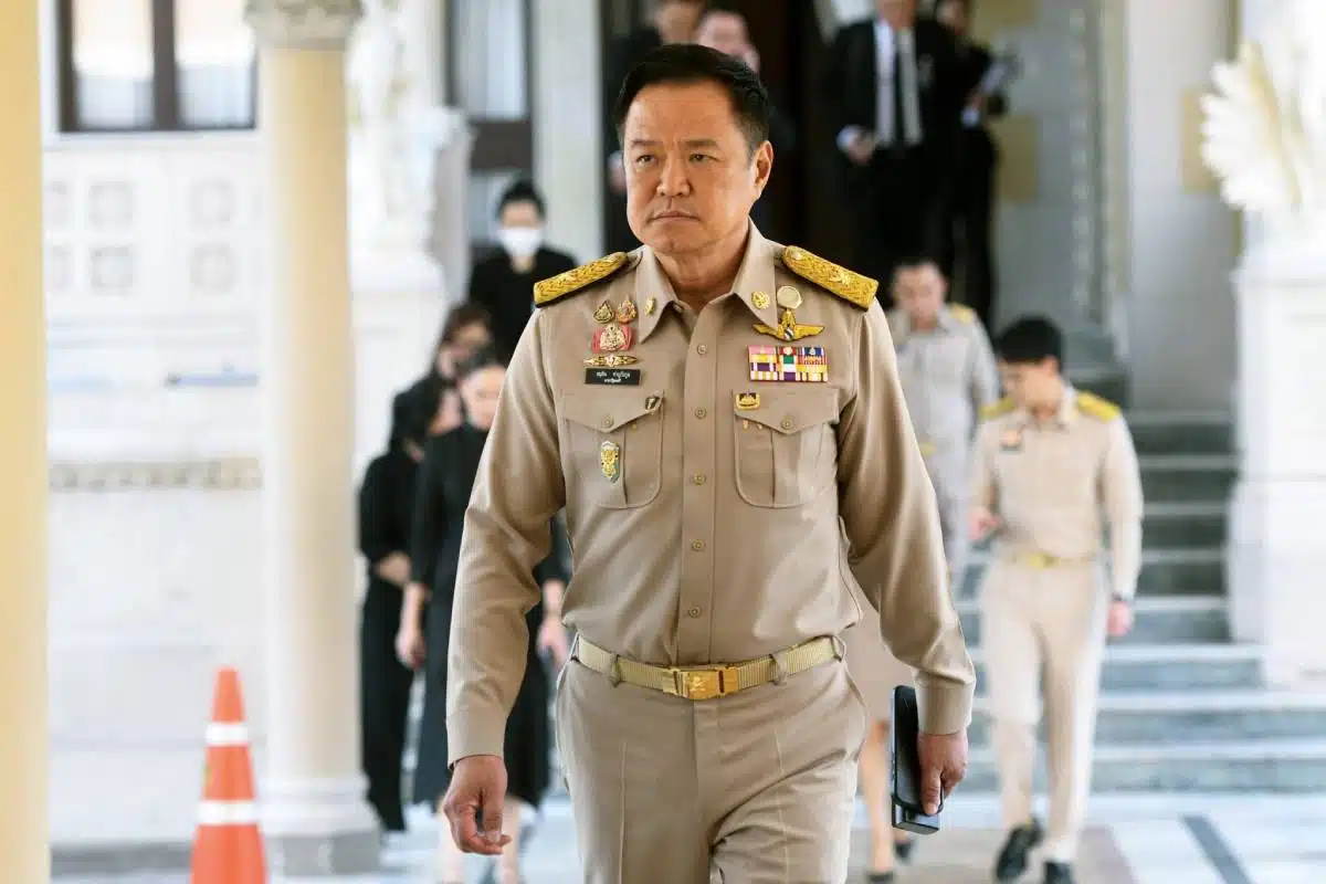 อนุทินสวมชุดสีกากี เดินทางเข้าตึกไทยคู่ฟ้าวันนี้ 9 ธ.ค. 2568