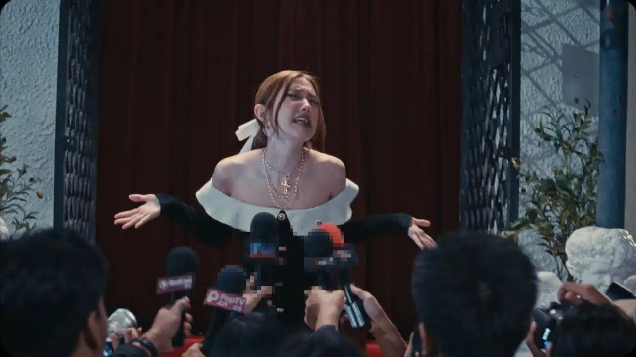 ฉากไมโครโฟนนักข่าวใน MV ของเบียร์ ภัสรนันท์ ที่มีโลโก้คล้ายรายการดัง