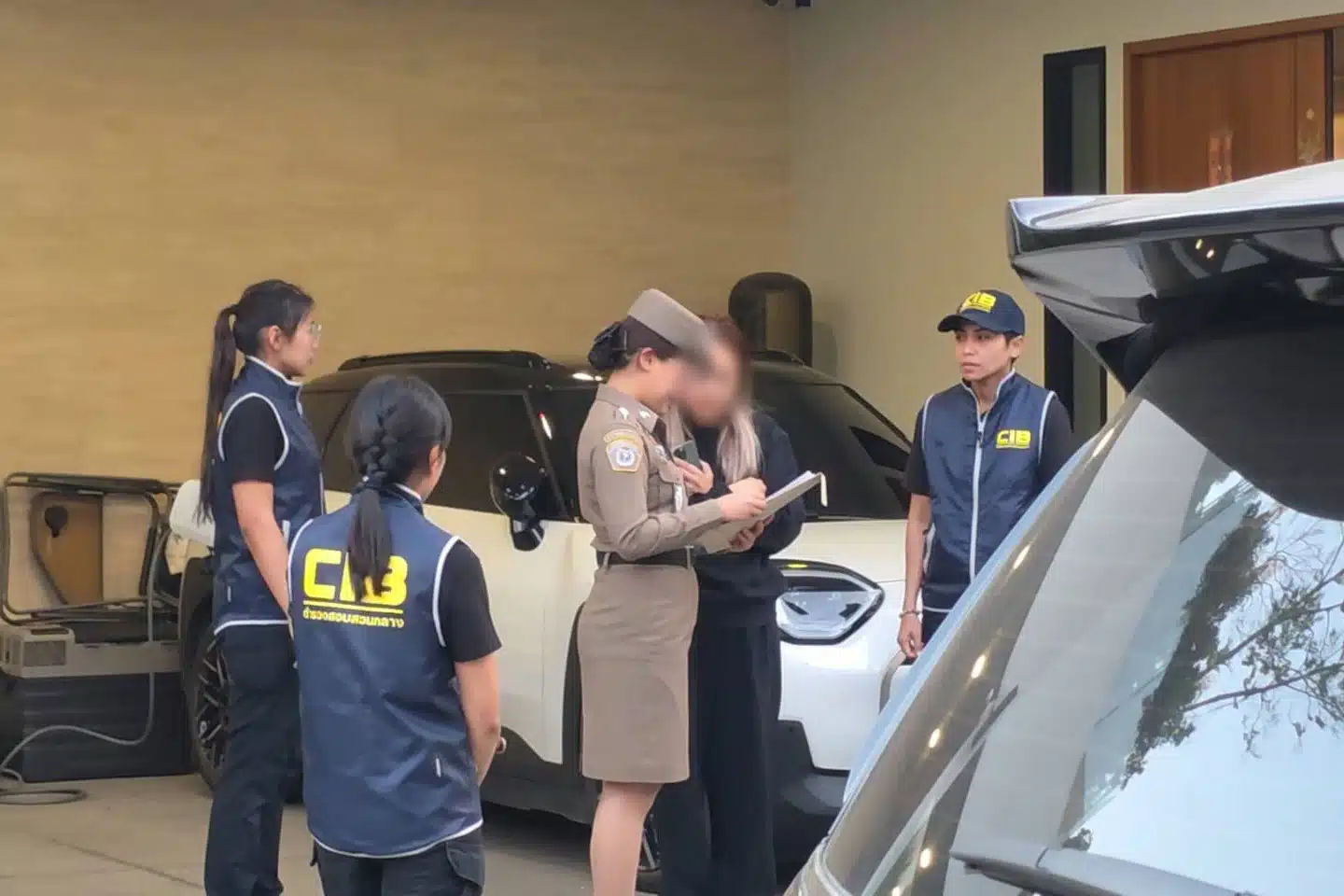 เปิดภาพนาที เจ้าหน้าที่ตำรวจ นำกำลังเข้าจับกุม นานา ไรบีนา ที่บ้านพักย่านพระโขนง-1