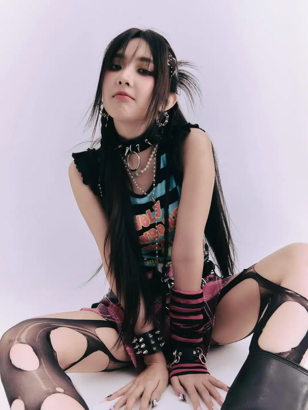 คลิปนี้มีการตัดสลับระหว่างการอ่านหนังสือและฉากเร่าร้อน