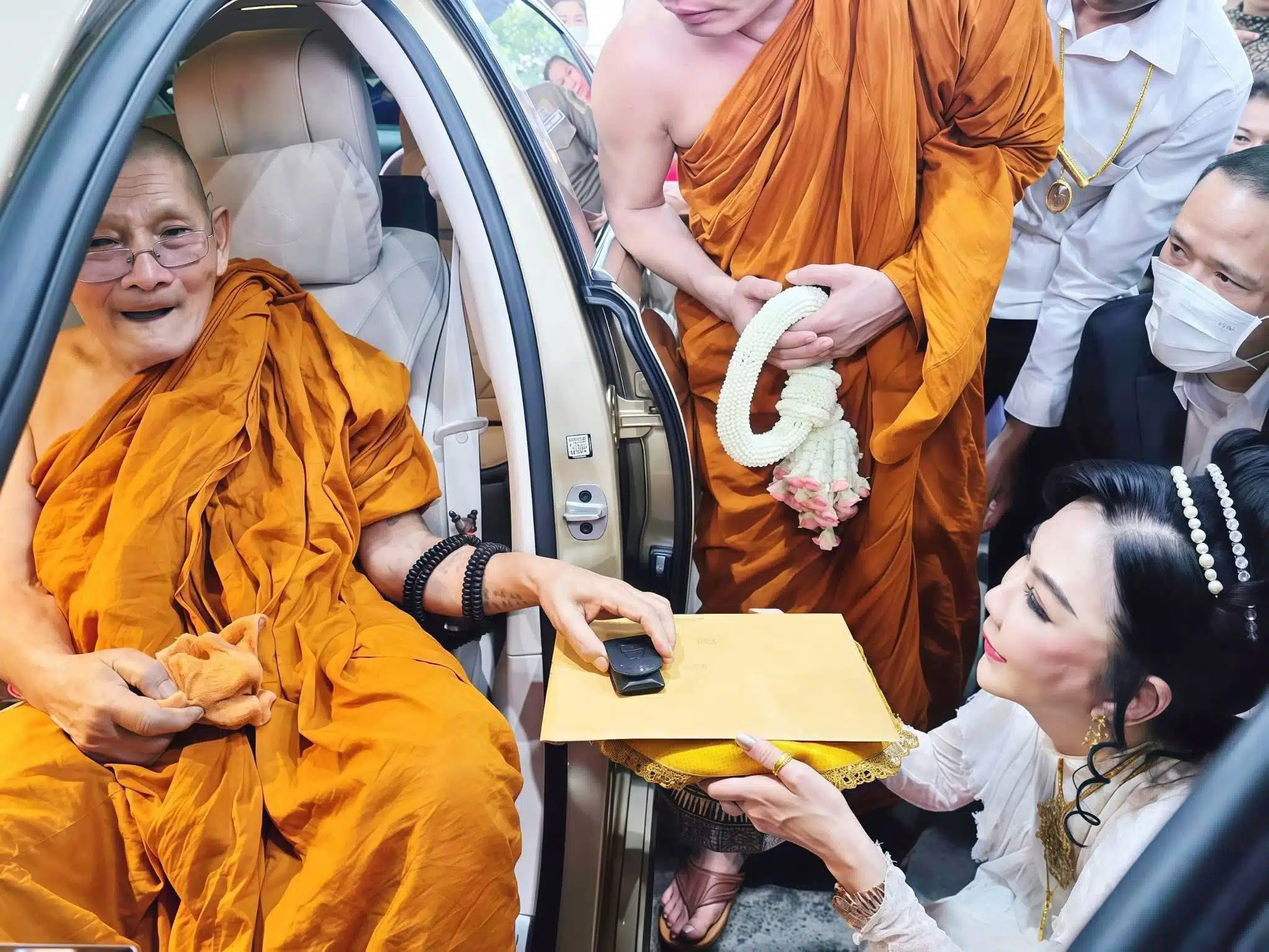 เศรษฐีนีถวายรถหรู หลวงปู่ศิลา สิริจันโท คอหวยไม่พลาดส่อง เลขทะเบียนรถป้ายแดง-1