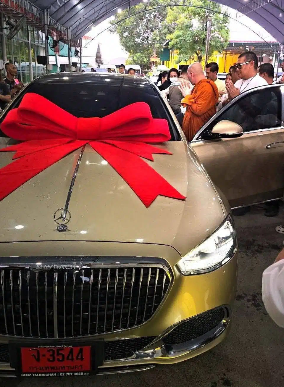 เศรษฐีนีถวายรถหรู หลวงปู่ศิลา สิริจันโท คอหวยไม่พลาดส่อง เลขทะเบียนรถป้ายแดง-3