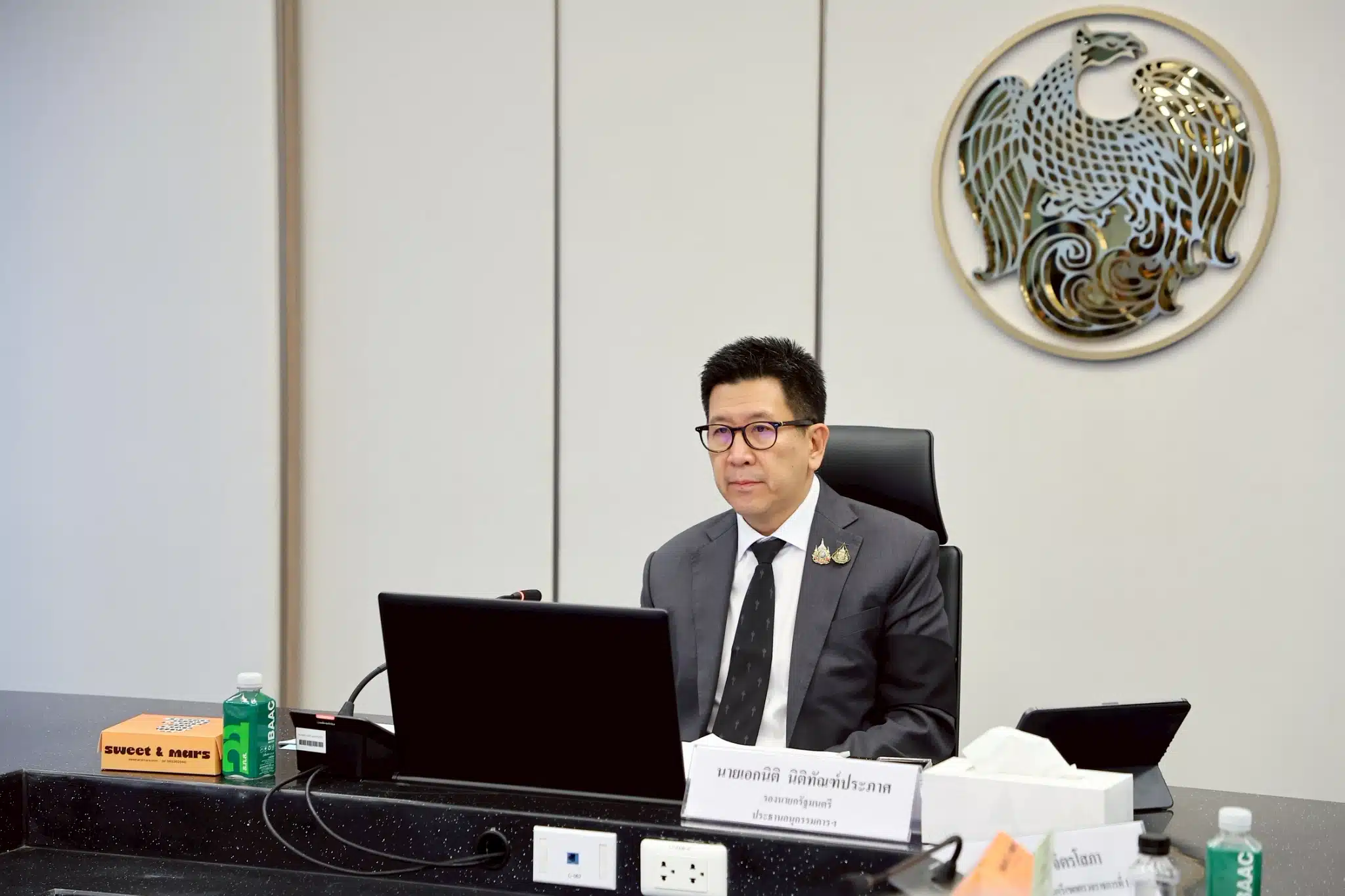 นายเอกนิติ นิติทัณฑ์ประภาศ รองนายกรัฐมนตรีและรัฐมนตรีว่าการกระทรวงการคลัง