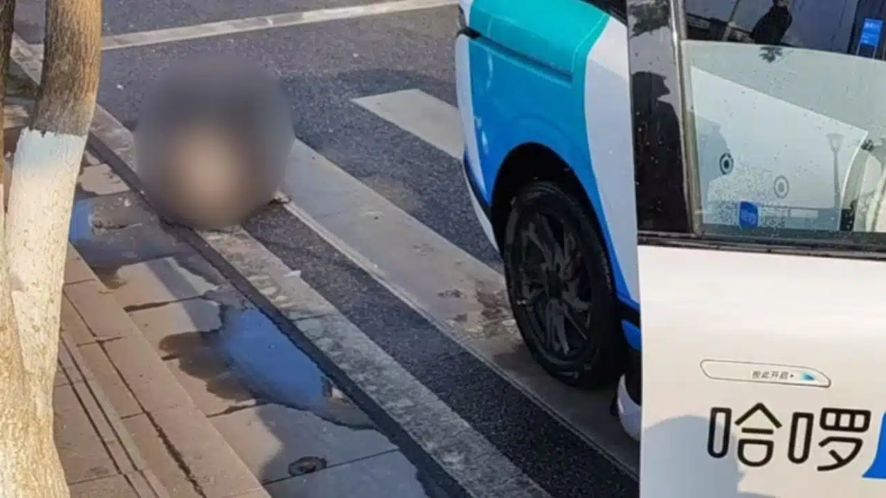 จุดเกิดเหตุรถแท็กซี่ไร้คนขับพุ่งชนคนเดินเท้าบนถนนเหยียนเจียง