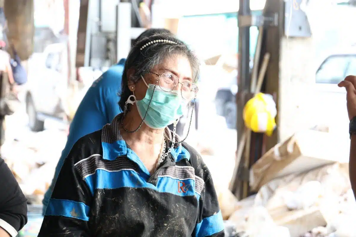 แม่ค้าตลาดสันติสุข