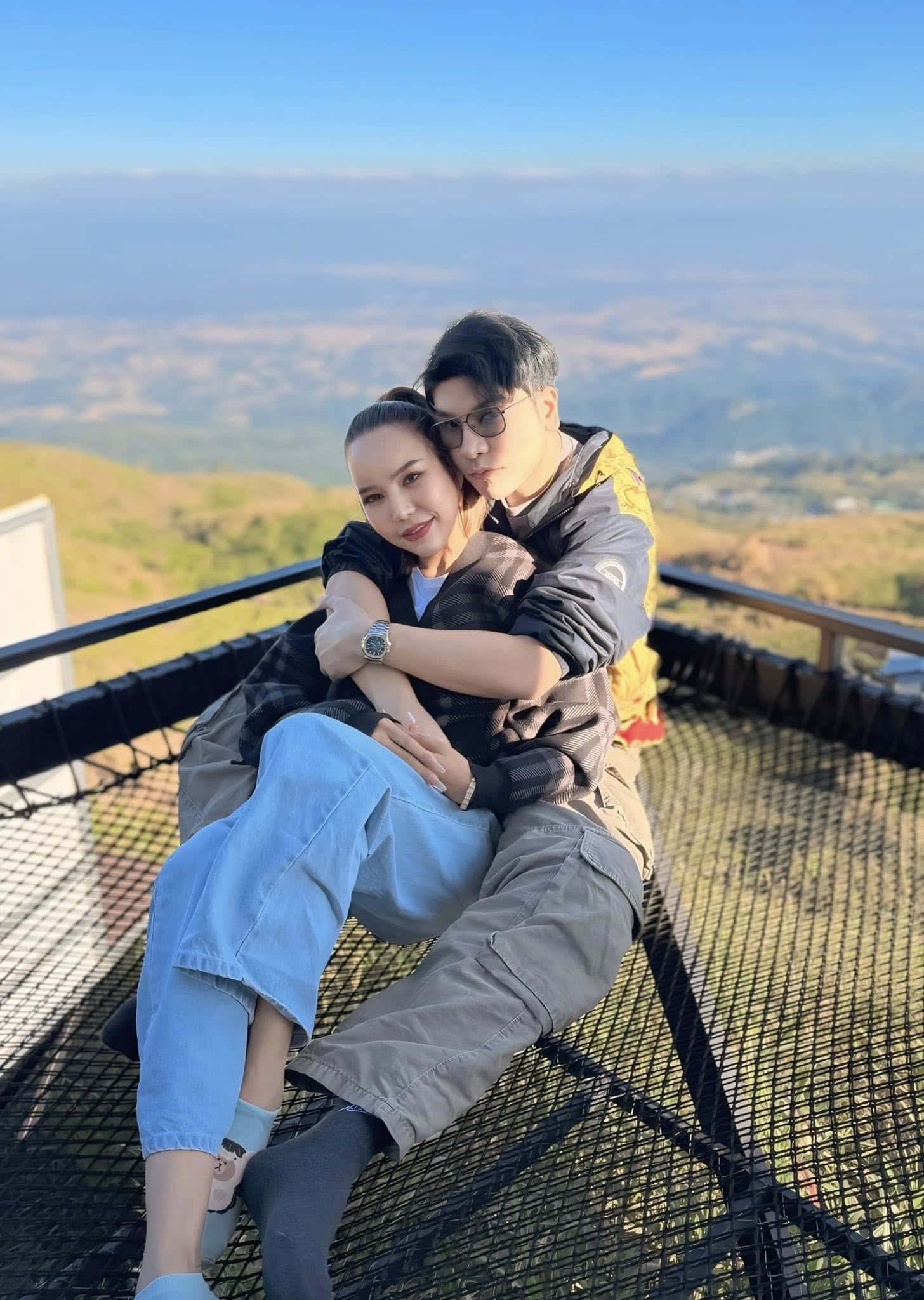 แม่ตั๊ก ออกรพ.แล้ว โพสต์รูปคู่ ป๋าเบียร์ หอมแก้มโชว์กลางภูทับเบิก สยบข่าวลือรักร้าว!-2