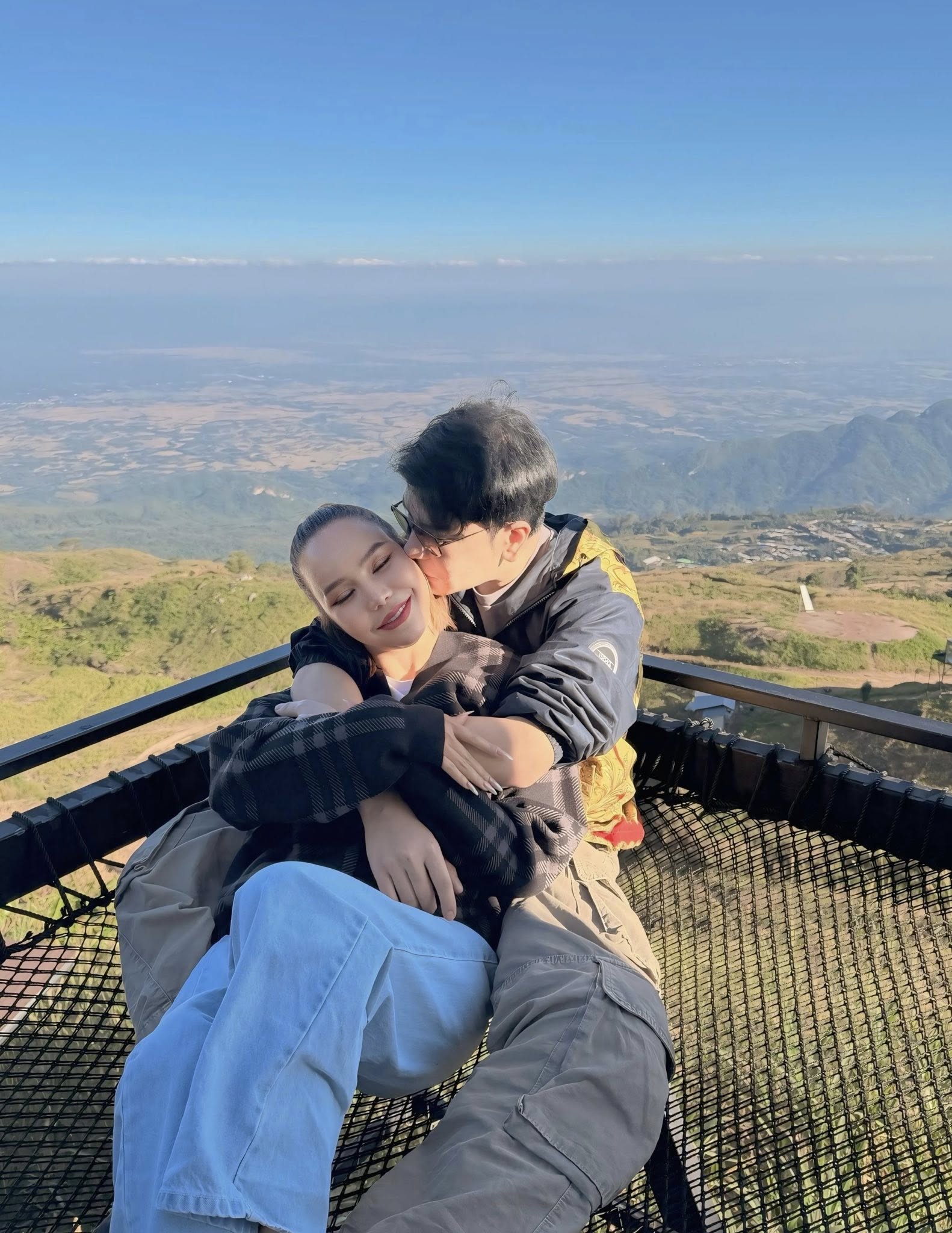 แม่ตั๊ก ออกรพ.แล้ว โพสต์รูปคู่ ป๋าเบียร์ หอมแก้มโชว์กลางภูทับเบิก สยบข่าวลือรักร้าว!-3