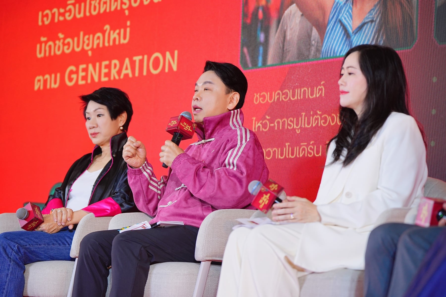 เซ็นทรัลเวิลด์จัดโชว์ม้าเทียนหม่าสูง 10 เมตรในงานตรุษจีน