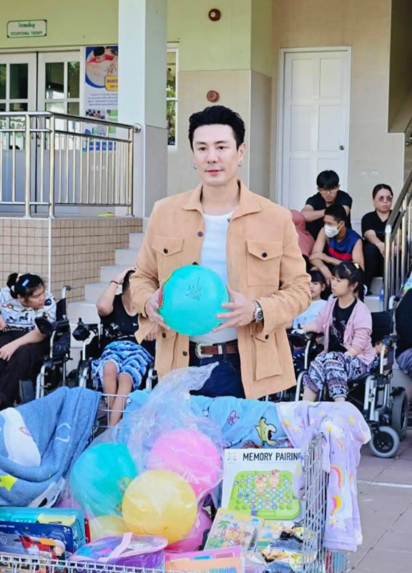 ภาพโดม ปกรณ์ ลัม กับเด็ก ๆ ในกิจกรรมวันเด็กที่มูลนิธิคามิลเลี่ยน