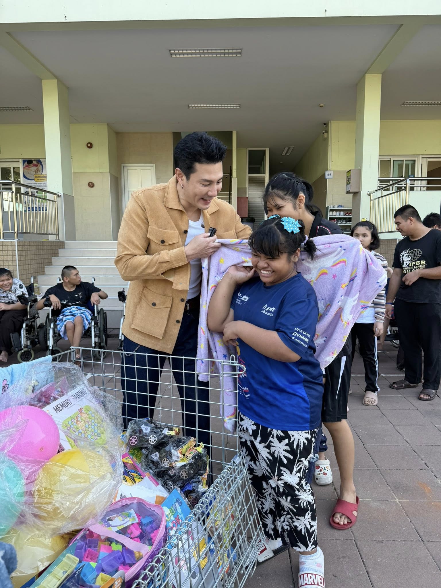 โดม ปกรณ์ ลัม มอบของเล่นและขนมในกิจกรรมวันเด็ก 2569 ที่มูลนิธิคามิลเลี่ยน