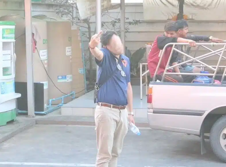 ภาพเหตุการณ์ที่เกิดขึ้นถูกเผยแพร่ผ่านสื่อสังคมออนไลน์ ทำให้เกิดกระแสวิพากษ์วิจารณ์