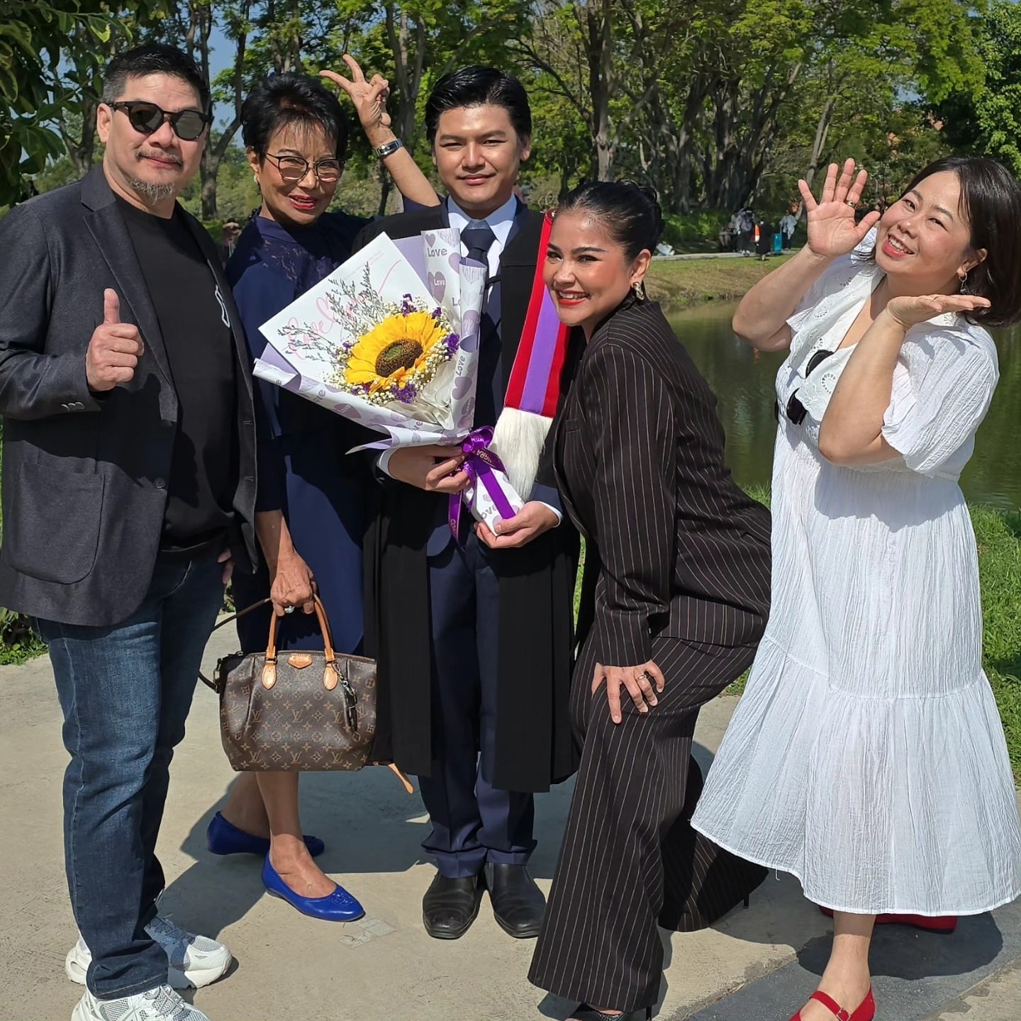 ตั๊ก ศิริพร หวังให้ลูกชายใช้ชีวิตให้คุ้มค่าในโลกกว้างหลังเรียนจบ