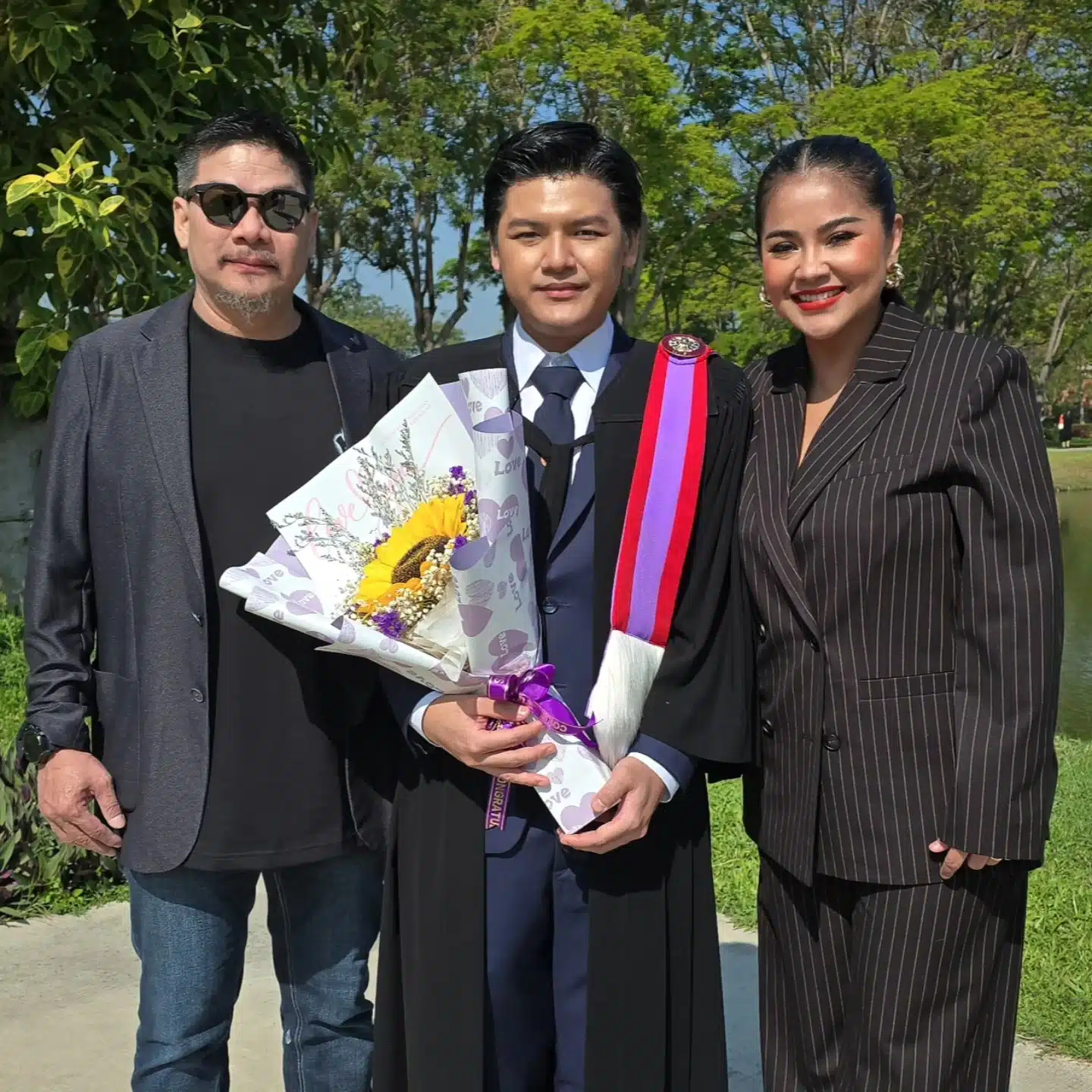 ตั๊ก ศิริพร โพสต์ข้อความซึ้งใจถึงลูกชายที่เรียนหนักจนจบการศึกษา