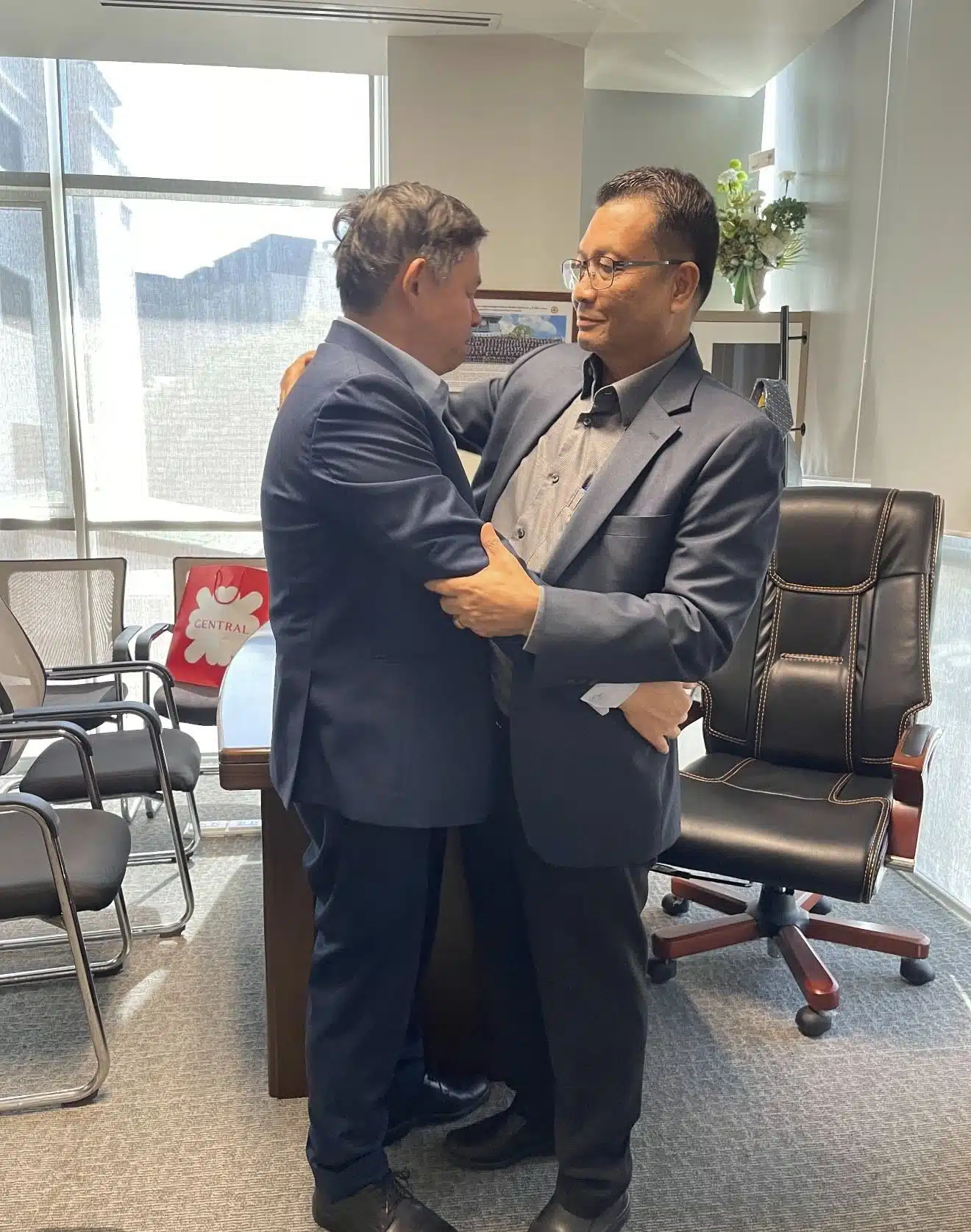 ภาพทนายแก้วขณะนั่งบนโซฟาและยกมือไหว้ในขณะลาออก