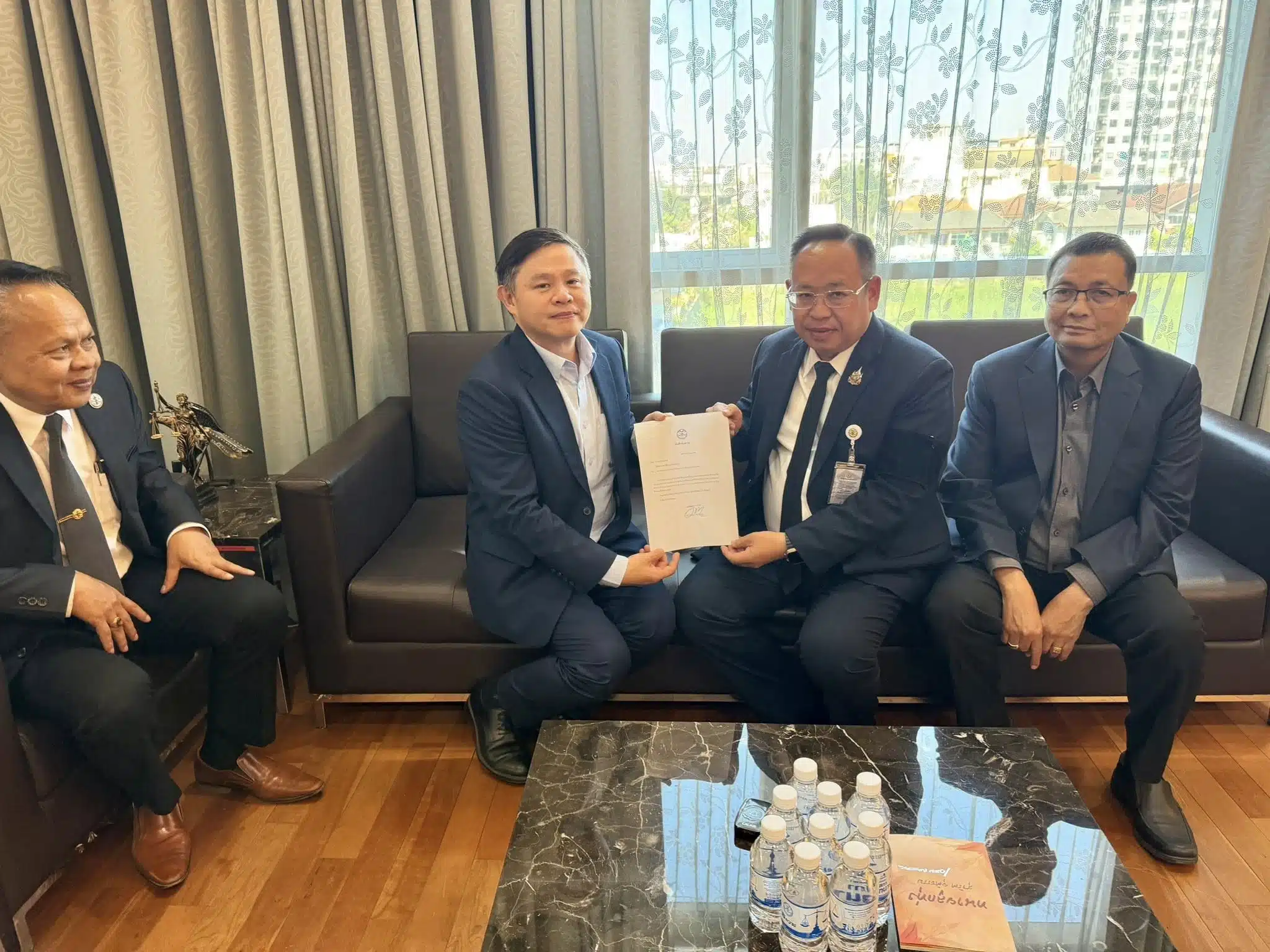 ทนายแก้วเผยภาพขณะเข้าพบผู้ใหญ่ในสภาทนายความเพื่อยื่นลาออก