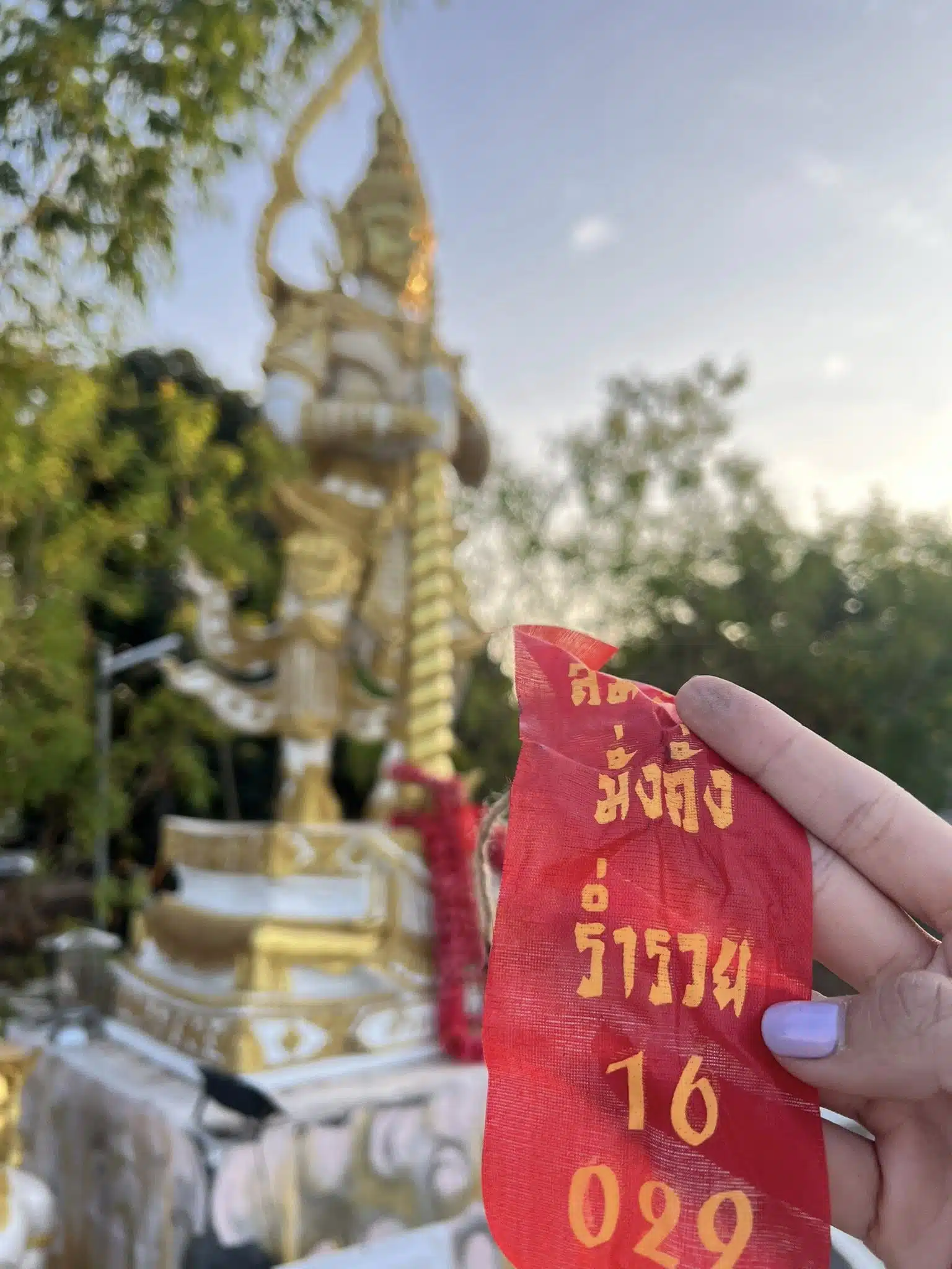 หางประทัดบารมีท้าวเวสสุวรรณเศียรทอง