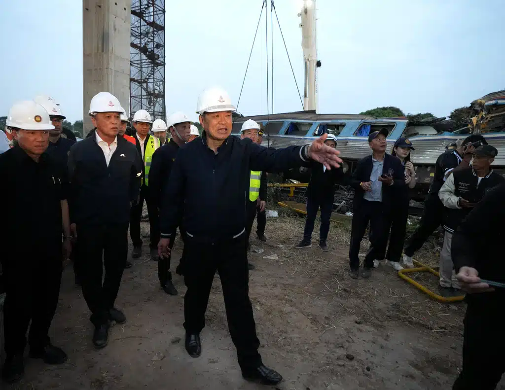 สะพานรถไฟความเร็วสูงตกทับขบวนรถไฟโดยสารที่สีคิ้ว-3