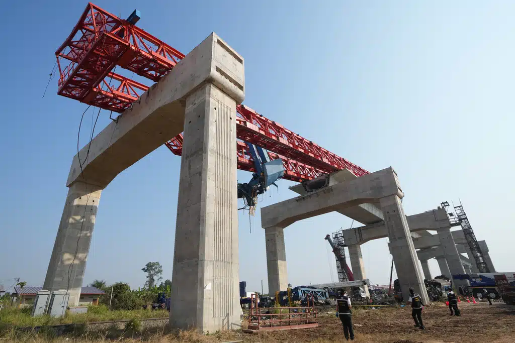 สะพานรถไฟความเร็วสูงตกทับขบวนรถไฟโดยสารที่สีคิ้ว-2