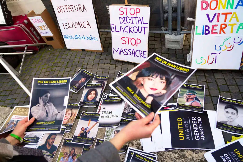 ผู้ประท้วงแสดงภาพสิ่งที่พวกเขาอ้างว่าเป็นเหยื่อของการประท้วงในอิหร่าน ระหว่างการชุมนุมเพื่อสนับสนุนประชาชนชาวอิหร่านที่จัตุรัสแคปิตอลฮิลล์ในกรุงโรม เมื่อวันศุกร์ที่ 16 มกราคม 2026 (ภาพถ่ายโดย AP/Gregorio Borgia)