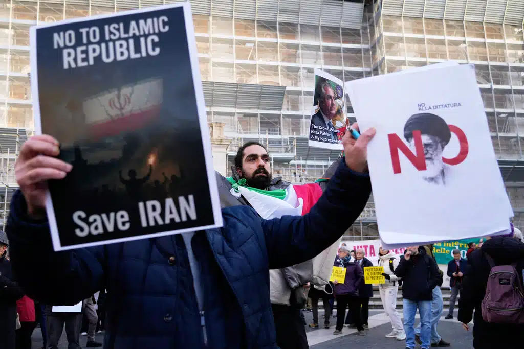 ผู้ประท้วงรวมตัวกันระหว่างการชุมนุมเพื่อสนับสนุนประชาชนชาวอิหร่าน ณ จัตุรัสแคปิตอลฮิลล์ กรุงโรม เมื่อวันศุกร์ที่ 16 มกราคม 2026 (ภาพถ่ายโดย AP/Gregorio Borgia)