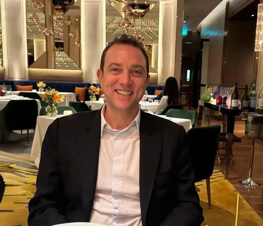 นายเบน สมิธ ขระถ่ายภาพท่ร้านอาหารแห่งหนึ่ง