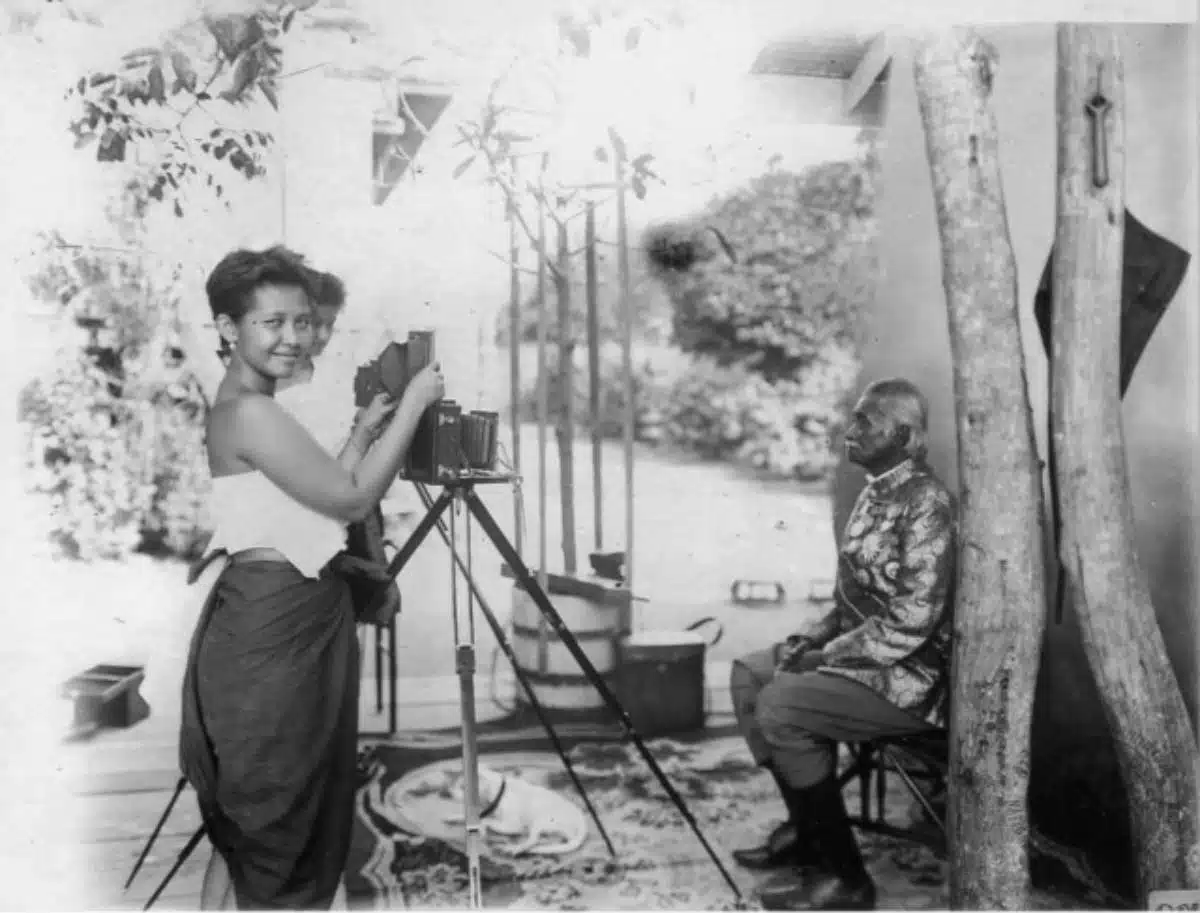 Figure 1. Erb Bunnag (L) taking a portrait of her father, Tet Bunnag (R), ca. 1905.