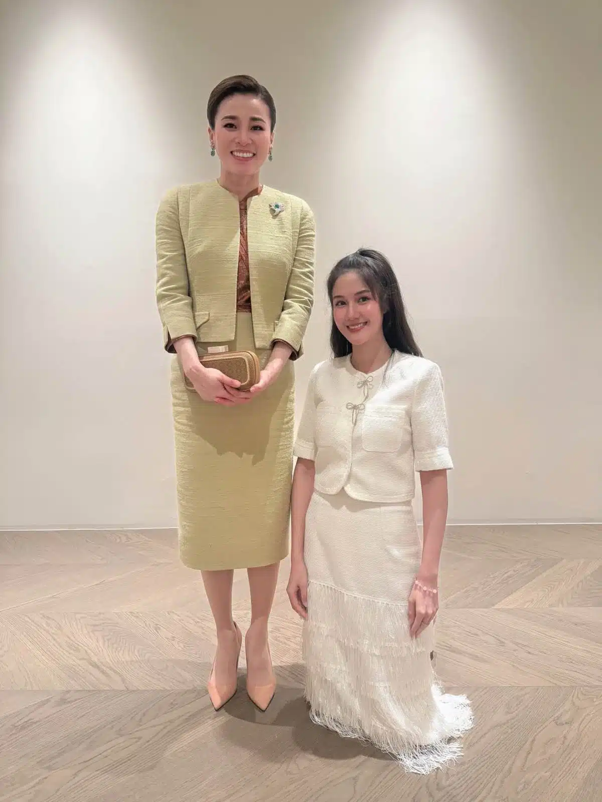 Kwan Charanya and the queen