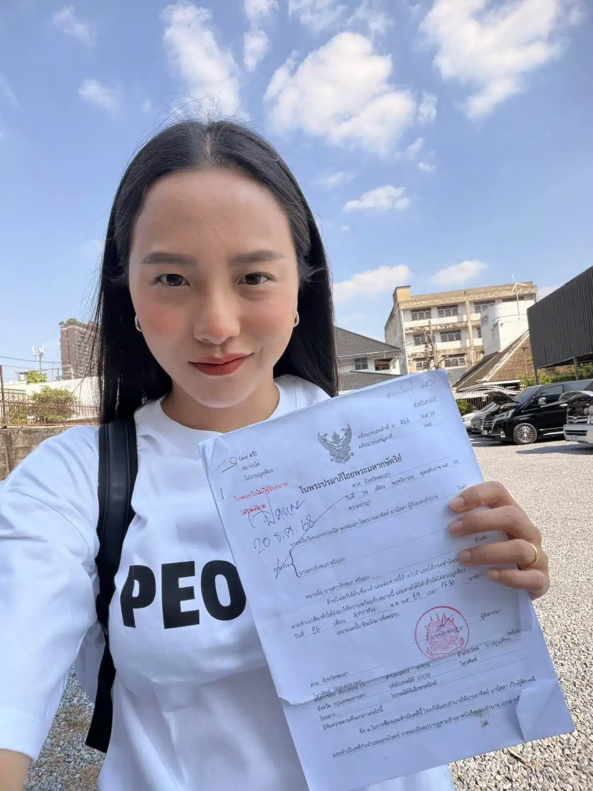 ไอซ์รักชนกโพสต์ภาพได้รับหมายฟ้องคดีหมิ่นประมาท เรียก 100 ล้านบาท จากร้อยเอกธรรมนัส