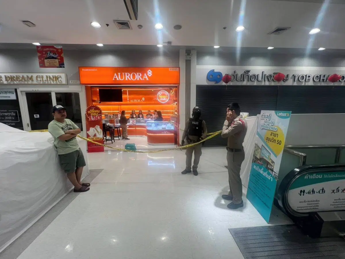 ตำรวจเข้าตรวจสอบหลักฐานเหตุชิงทองสุขุมวิท 50