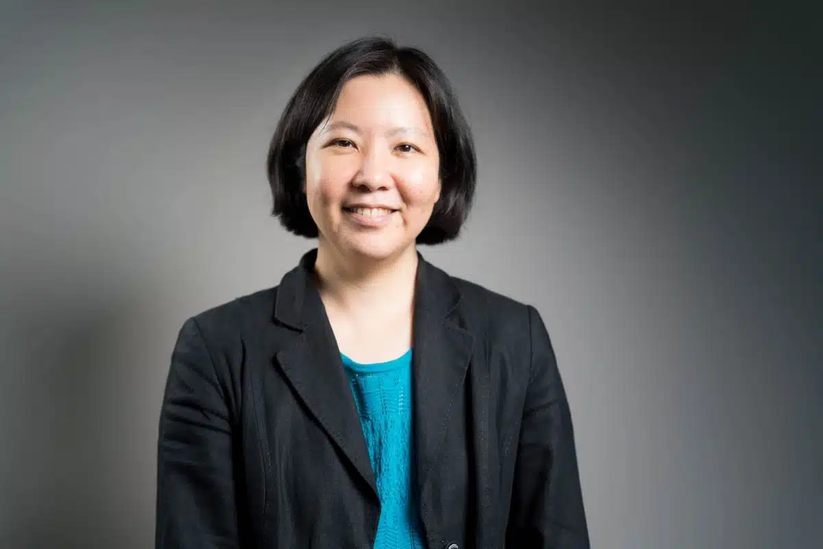 สฤณี อาชวานันทกุล ถูกเบนสมิธถอนฟ้องแล้ว