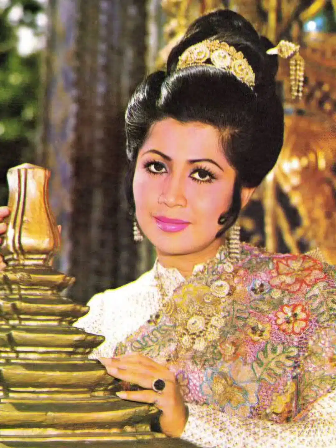 แดง เยาวเรศ