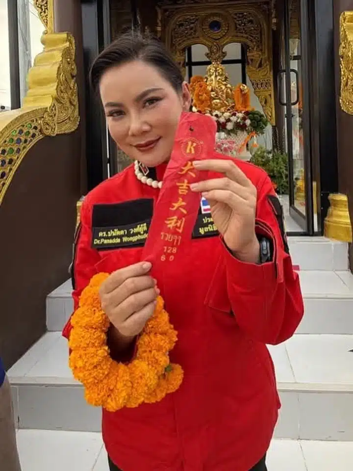 บุ๋ม ปนัดดา ตั้งโต๊ะทำพิธีบวงสรวงองค์พระพิฆเนศ คอหวยตาตื่น หลังเห็นเลขหางประทัด-6