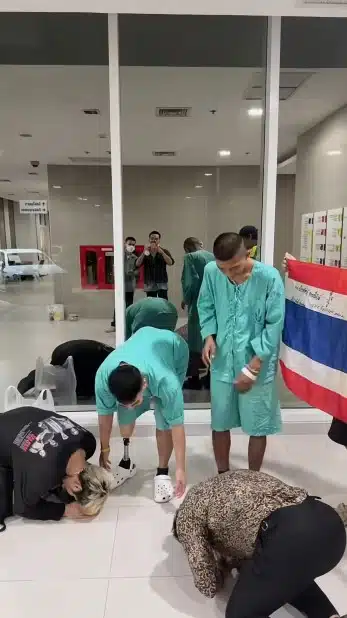 ตูน วีแกน ก้มกราบเท้าทหารบาดเจ็บ-2