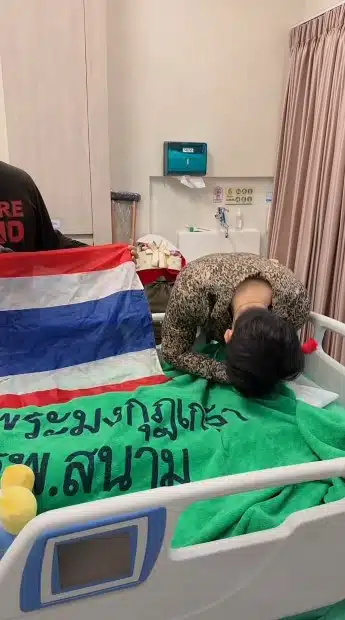 ตูน วีแกน ก้มกราบเท้าทหารบาดเจ็บ-3