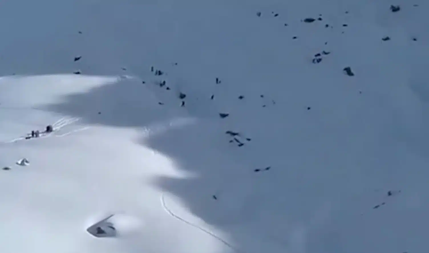 หนุ่มอังกฤษวัย 50 ถูกฝังลึก 2.5 เมตร ขณะเล่นสกีกู้ภัยยื้อไม่ทัน-2