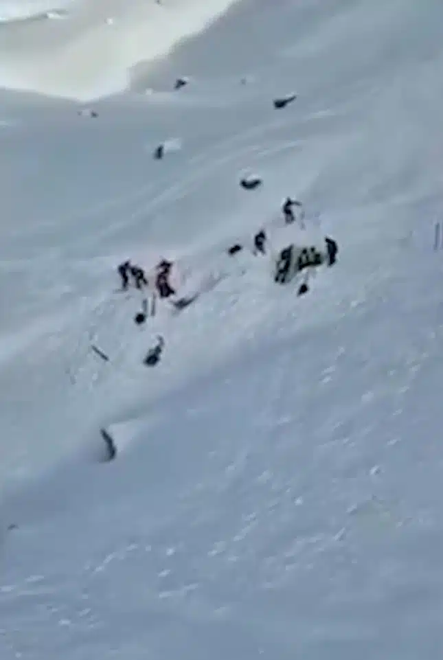 หนุ่มอังกฤษวัย 50 ถูกฝังลึก 2.5 เมตร ขณะเล่นสกีกู้ภัยยื้อไม่ทัน