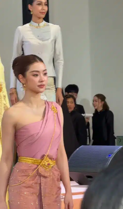 หมิว ณัชชา ในชุดไทยพระราชนิยม