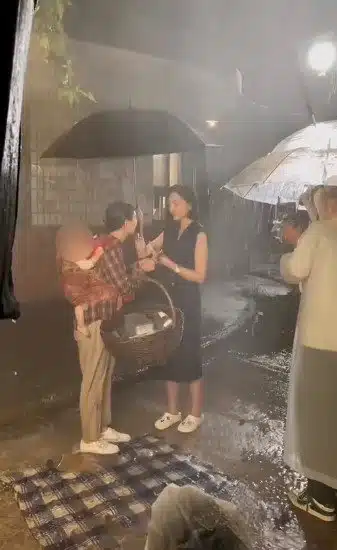 นักแสดงสาวแฉเบื้องหลังละครสั้นจีน บังคับทารกตากฝนจริง-2