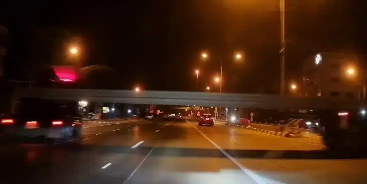 รถ BMW พุ่งมุดใต้ท้องเทรลเลอร์ - 2