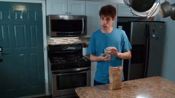 หนุ่มมะกันเปิดใจเสพติดกินแมลงสาบ-หนอน