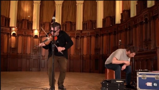 การให้ข้อมูลผิดพลาดจาก Google AI ทำให้คอนเสิร์ตของแมคไอแซคถูกยกเลิก