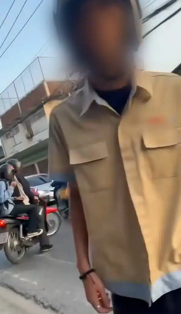 ภาพเหตุการณ์กลุ่มเด็กช่างถืออาวุธรำกระบี่ขวางถนน