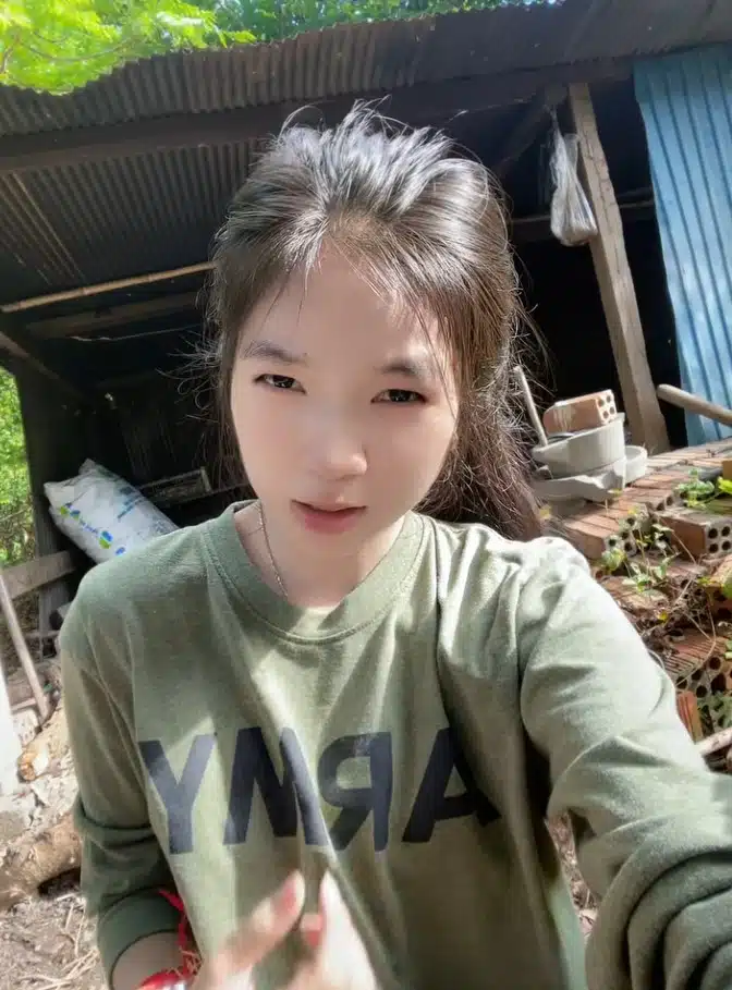 สิบโทหญิงกัมพูชาทำคลิปที่เน้นการเปรียบเทียบอาวุธยุทโธปกรณ์