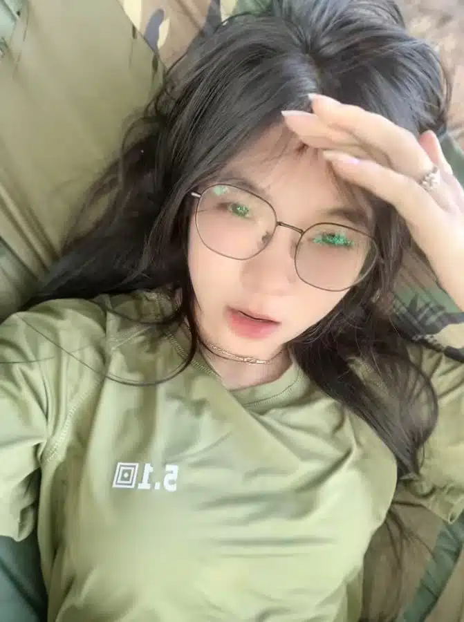 คลิปของสิบโทหญิงกัมพูชาที่วิจารณ์อาวุธเก่าสนิมเขรอะของทหารไทย