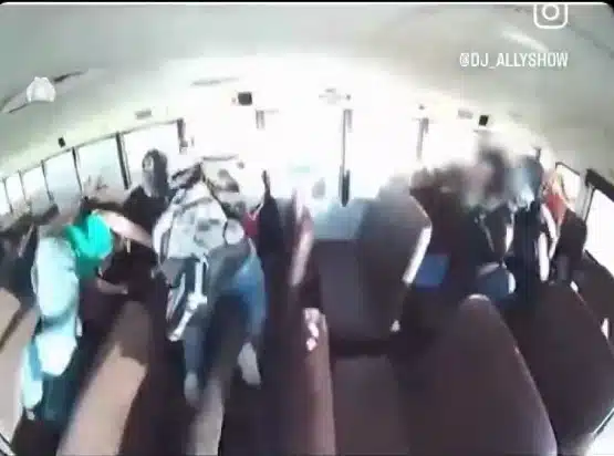 รถบัสโรงเรียนพลิกคว่ำหลังจากถูกชนโดยรถหรูที่มีความเร็วสูง