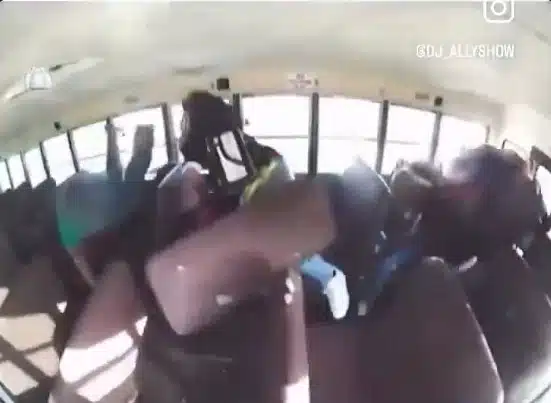 ภาพเหตุการณ์รถฟอร์ดมัสแตงชนรถบัสโรงเรียนในนิวเม็กซิโก